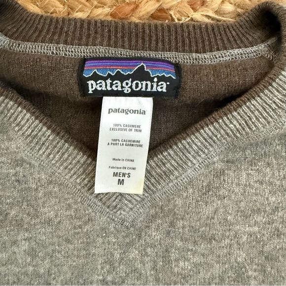 Patagonia Men’s Medium Grey Cashmere V Neck Sweater - Picture 2 of 4